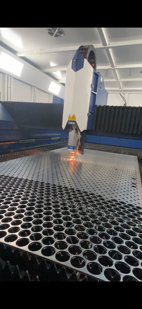 Fibre laser head cutting perforated sheet